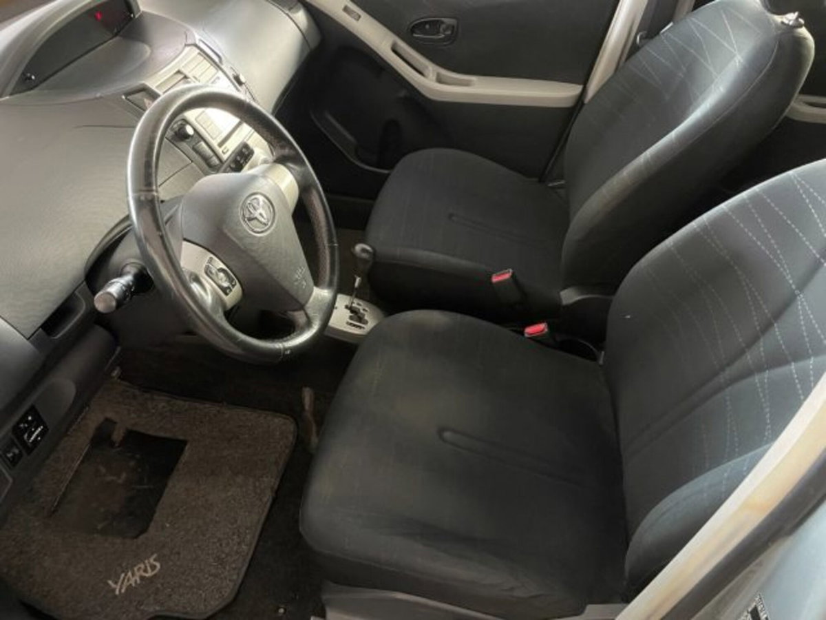 Toyota Yaris 1.3 5 porte Sol (4)