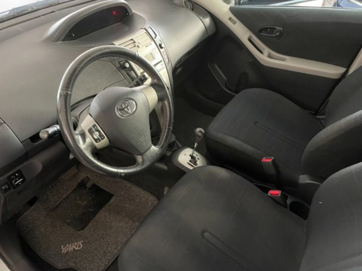 Toyota Yaris 1.3 5 porte Sol (6)