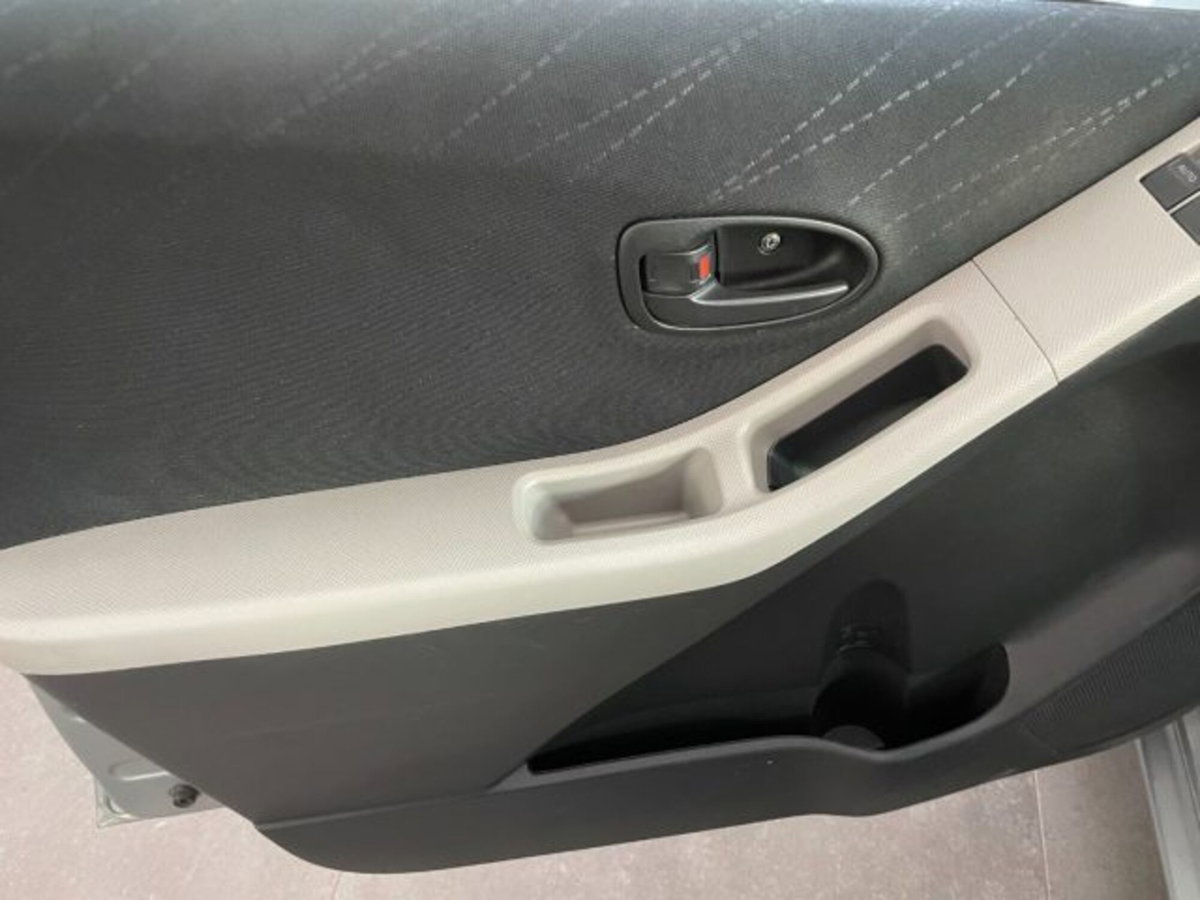 Toyota Yaris 1.3 5 porte Sol (7)