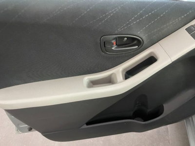 Toyota Yaris 1.3 5 porte Sol (7)