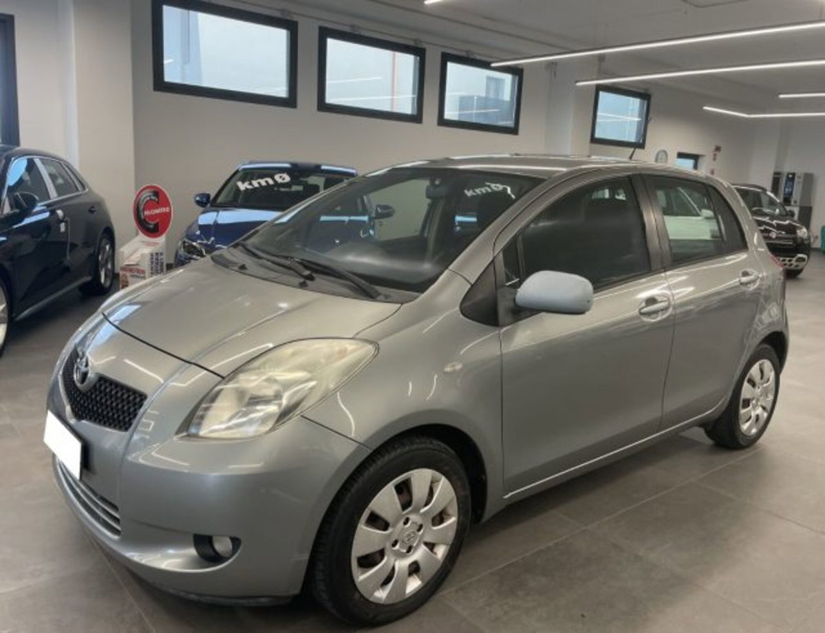 Toyota Yaris 1.3 5 porte Sol (8)