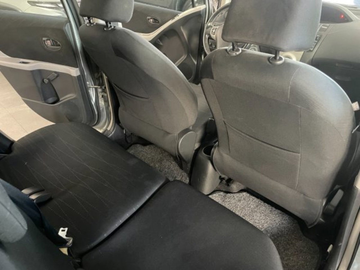 Toyota Yaris 1.3 5 porte Sol (9)