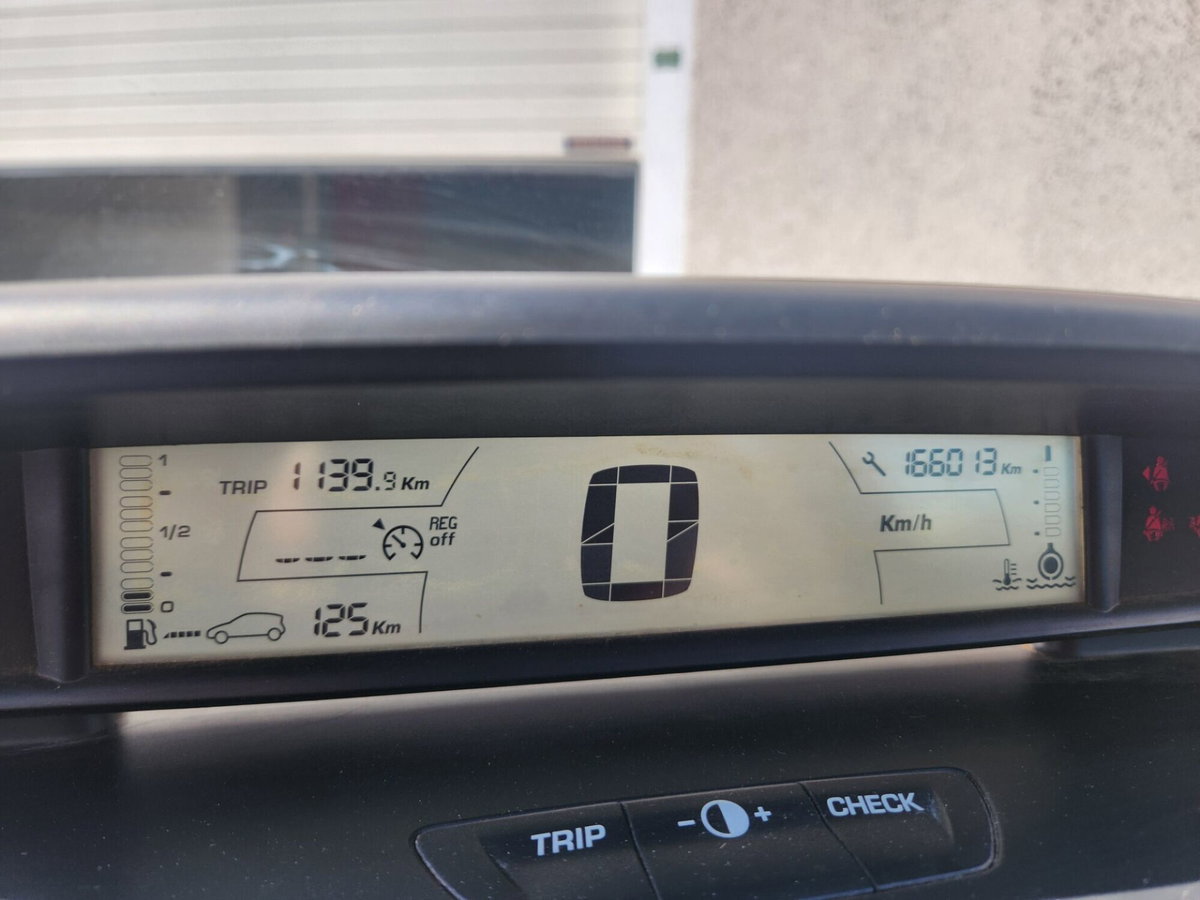 Citroen C4 1.6 HDi 110CV Elegance (4)
