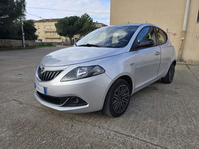 lancia ypsilon 1.0 firefly 5 porte s&s hybrid ecochic gold