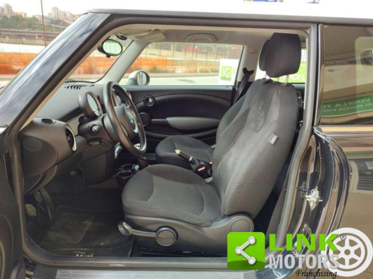 MINI Mini 1.6 16V Cooper D (17)