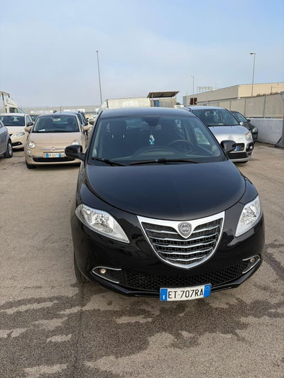 Lancia Ypsilon 0.9 TwinAir 85 CV 5 porte Metano Ecochic Silver usata