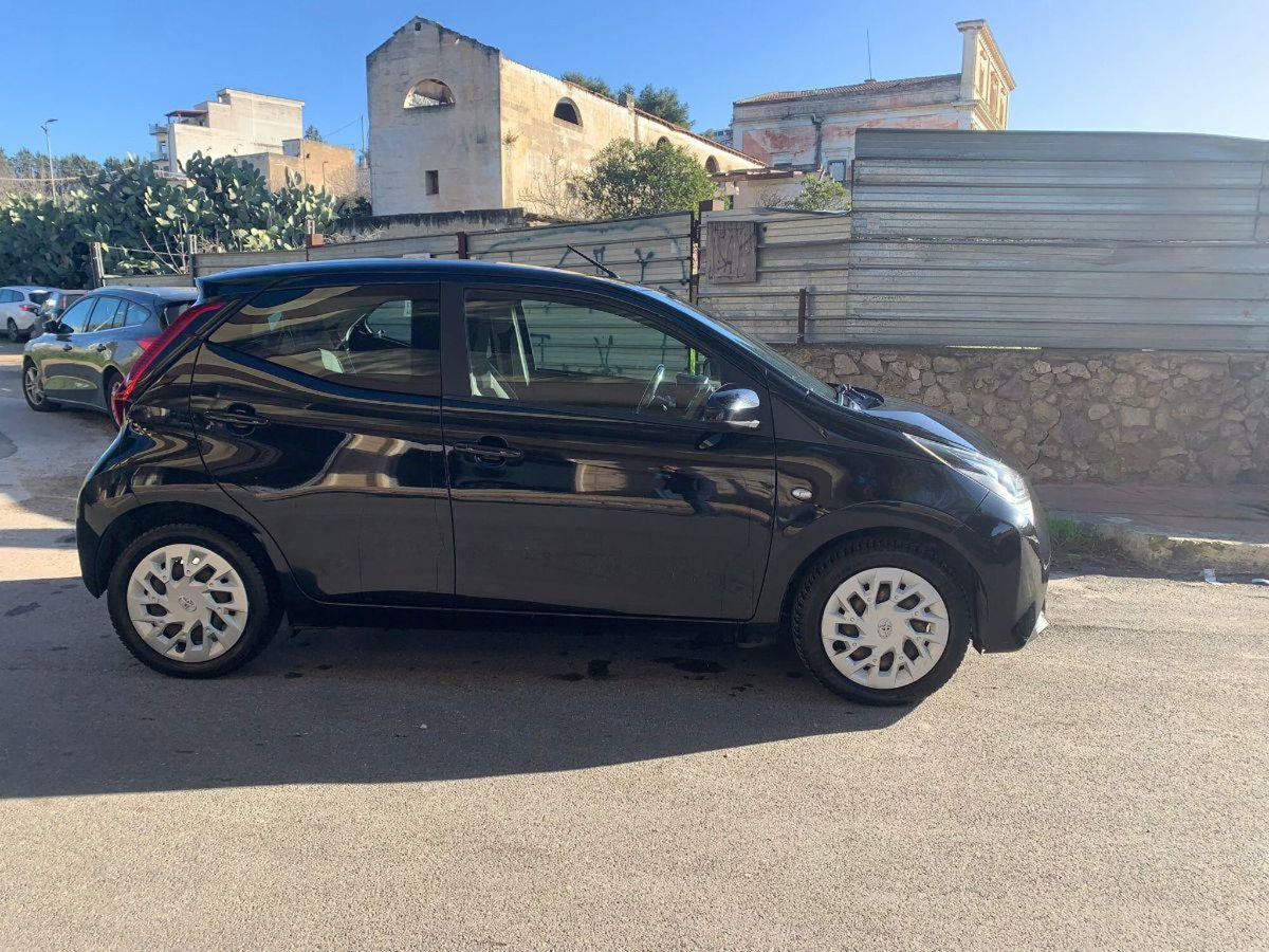 Toyota Aygo 1.0 VVT-i 72 CV 5 porte x-clusiv (3)