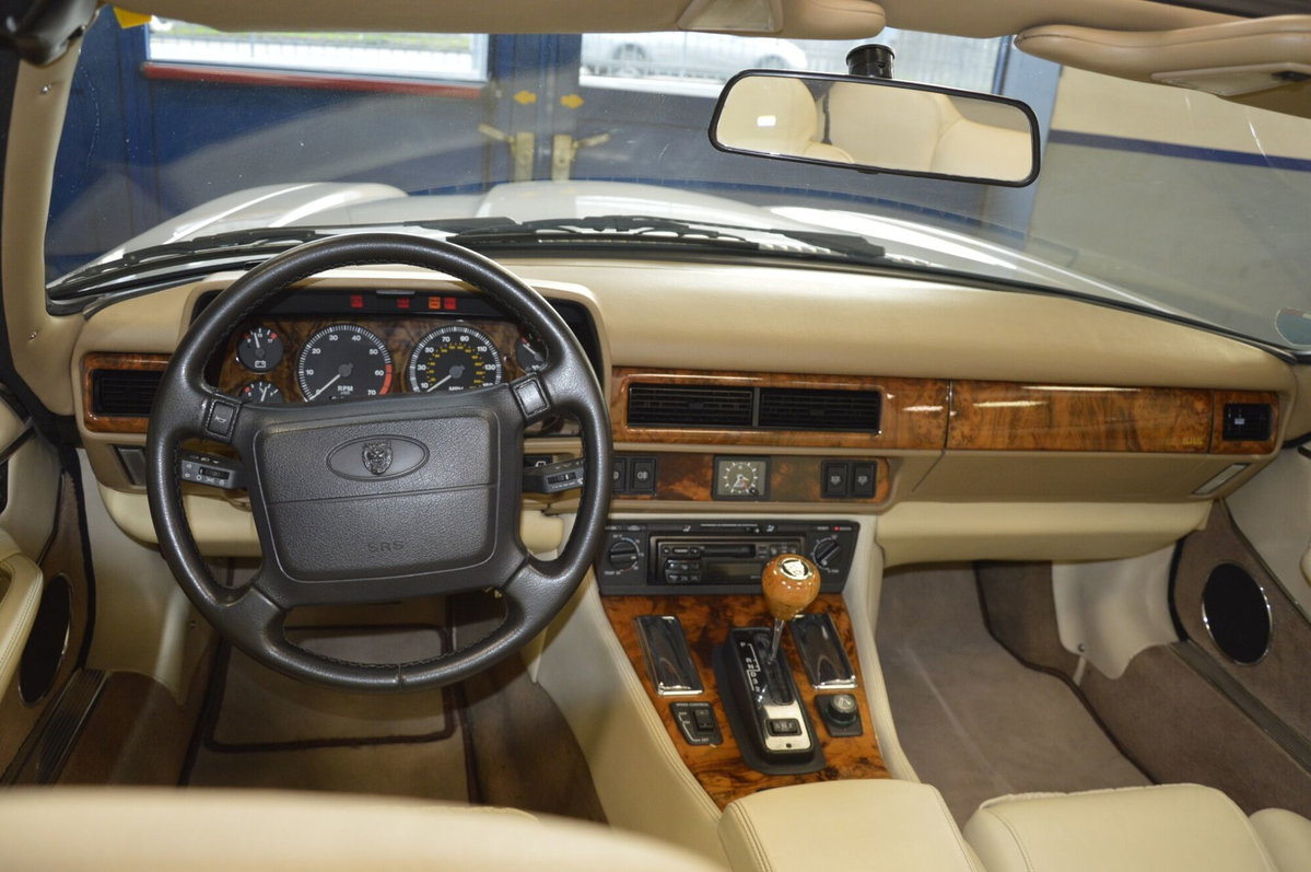 Jaguar XJS 4.0 cat Convertible (9)