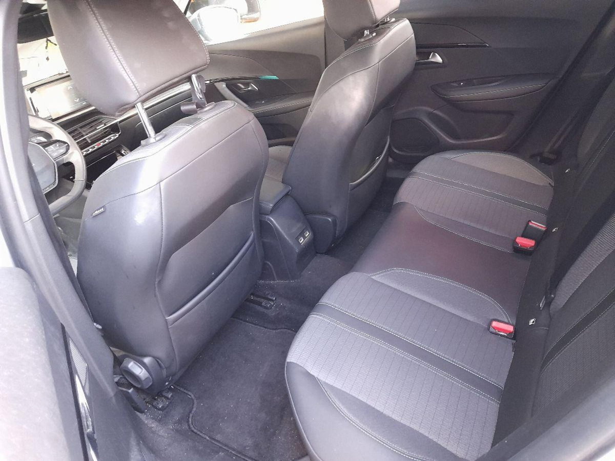 Peugeot 2008 BlueHDi 130 S&S EAT8 Allure Pack (13)