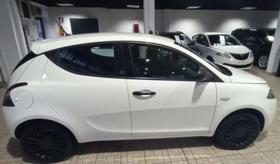 Lancia Ypsilon 1.0 FireFly 5 porte S&S Hybrid Ecochic Silver (2)