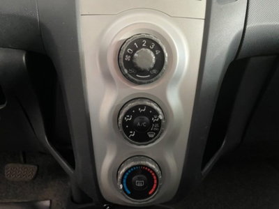 Toyota Yaris 1.3 5 porte Sol (16)