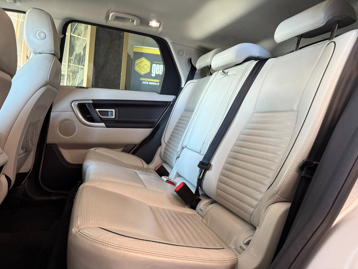 Land Rover Discovery Sport 2.0 TD4 180 CV HSE (18)