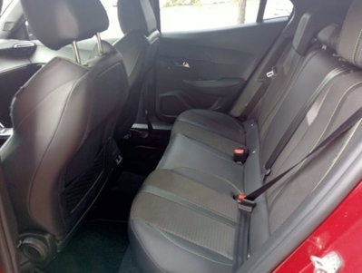Peugeot 2008 BlueHDi 130 S&S EAT8 GT Pack (6)