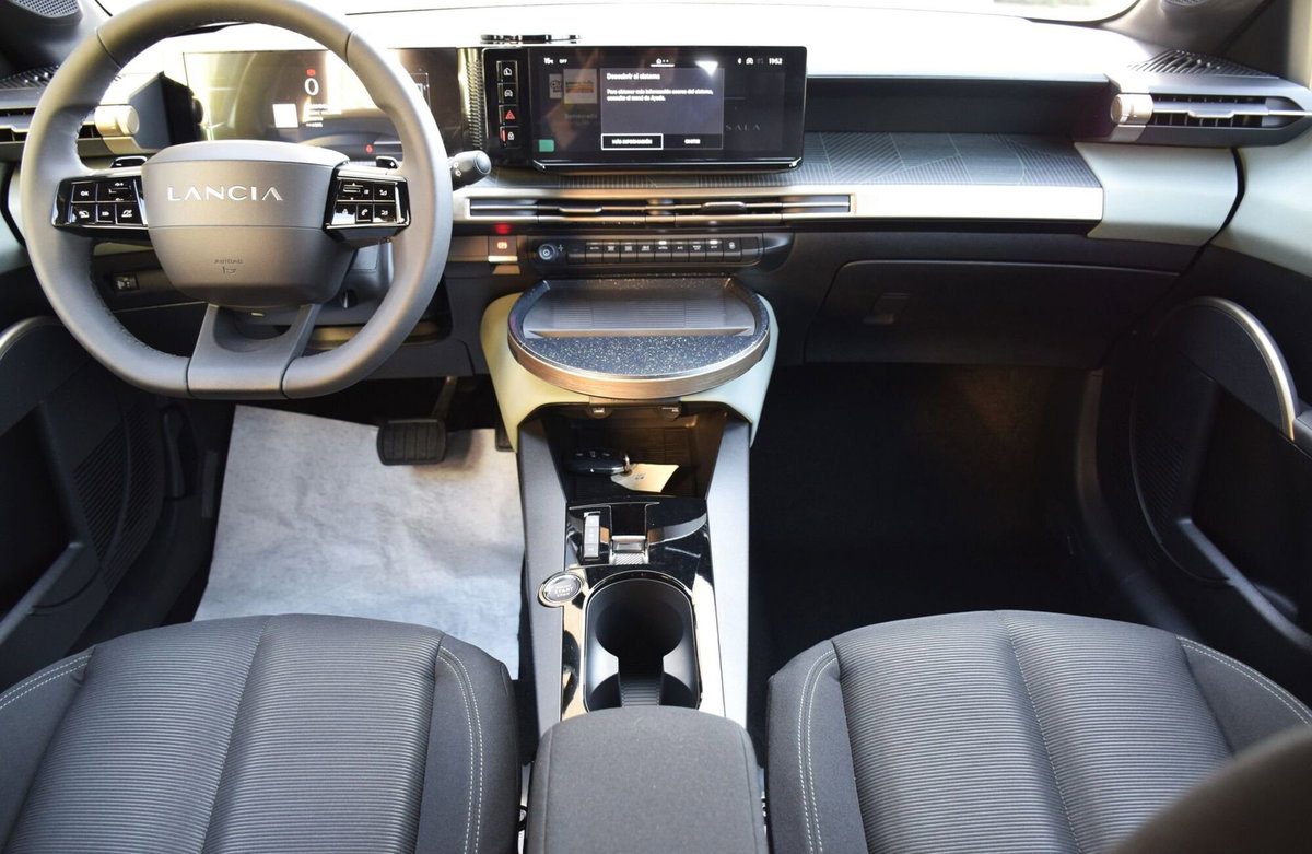 Lancia Ypsilon 1.2 mhev Edizione Limitata Cassina e-dct (14)