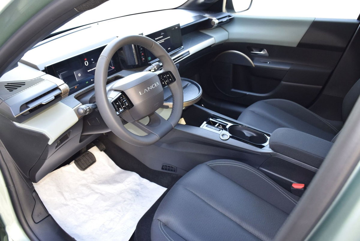 Lancia Ypsilon 1.2 mhev Edizione Limitata Cassina e-dct (15)