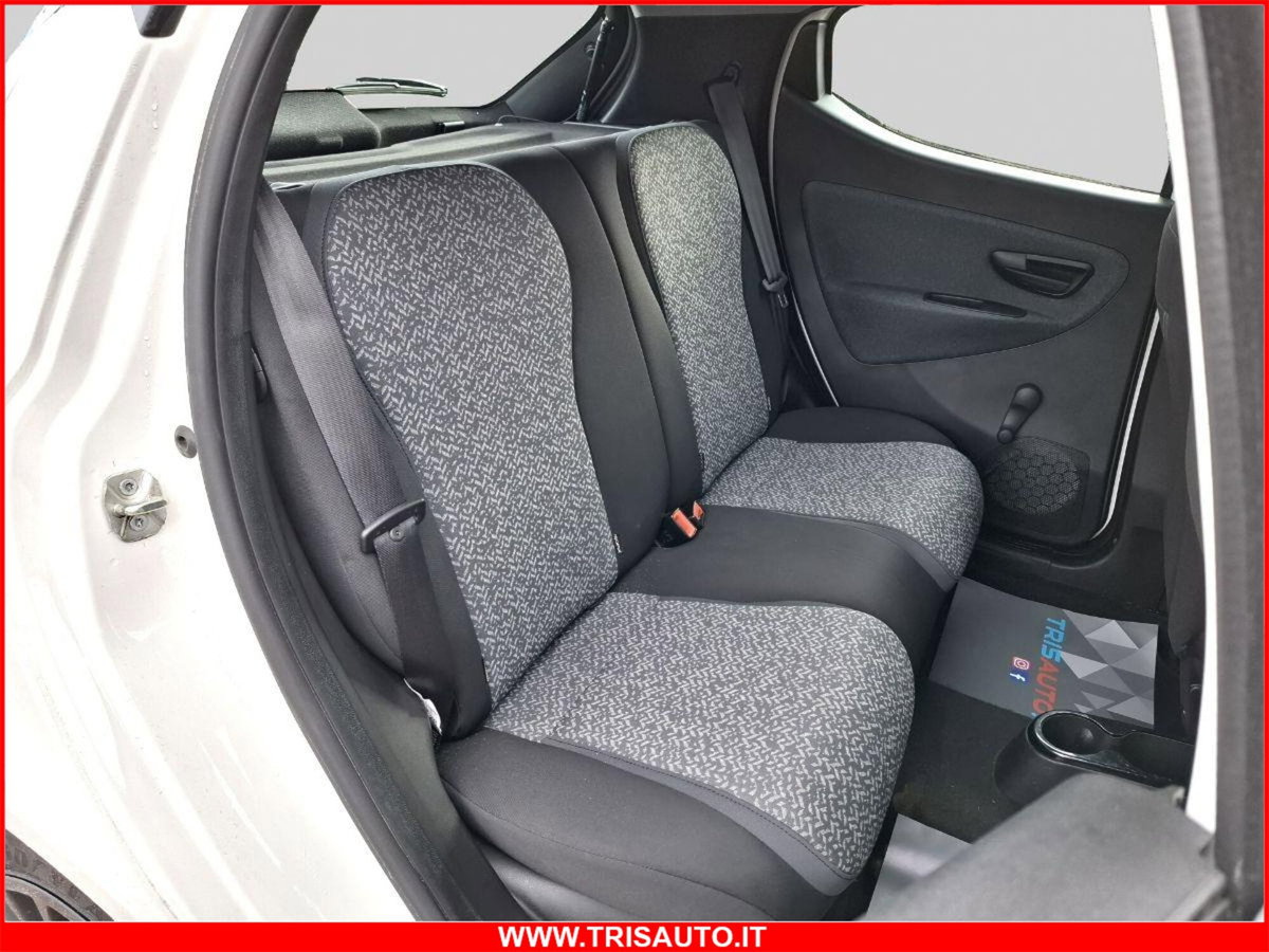 Lancia Ypsilon 1.0 FireFly 5 porte S&S Hybrid Silver Plus (10)