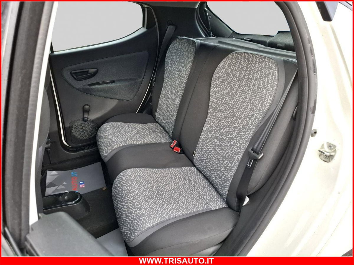 Lancia Ypsilon 1.0 FireFly 5 porte S&S Hybrid Silver Plus (11)