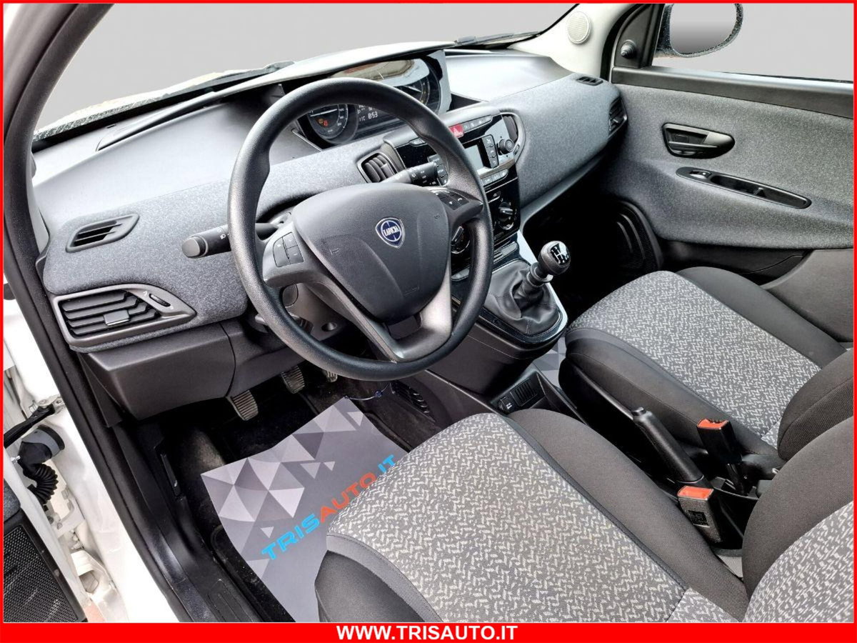 Lancia Ypsilon 1.0 FireFly 5 porte S&S Hybrid Silver Plus (5)