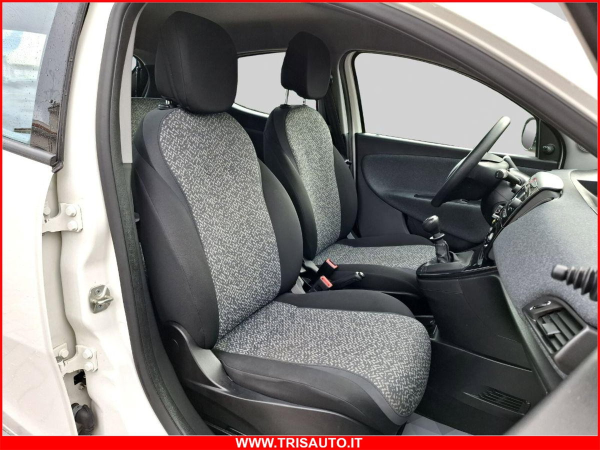 Lancia Ypsilon 1.0 FireFly 5 porte S&S Hybrid Silver Plus (8)