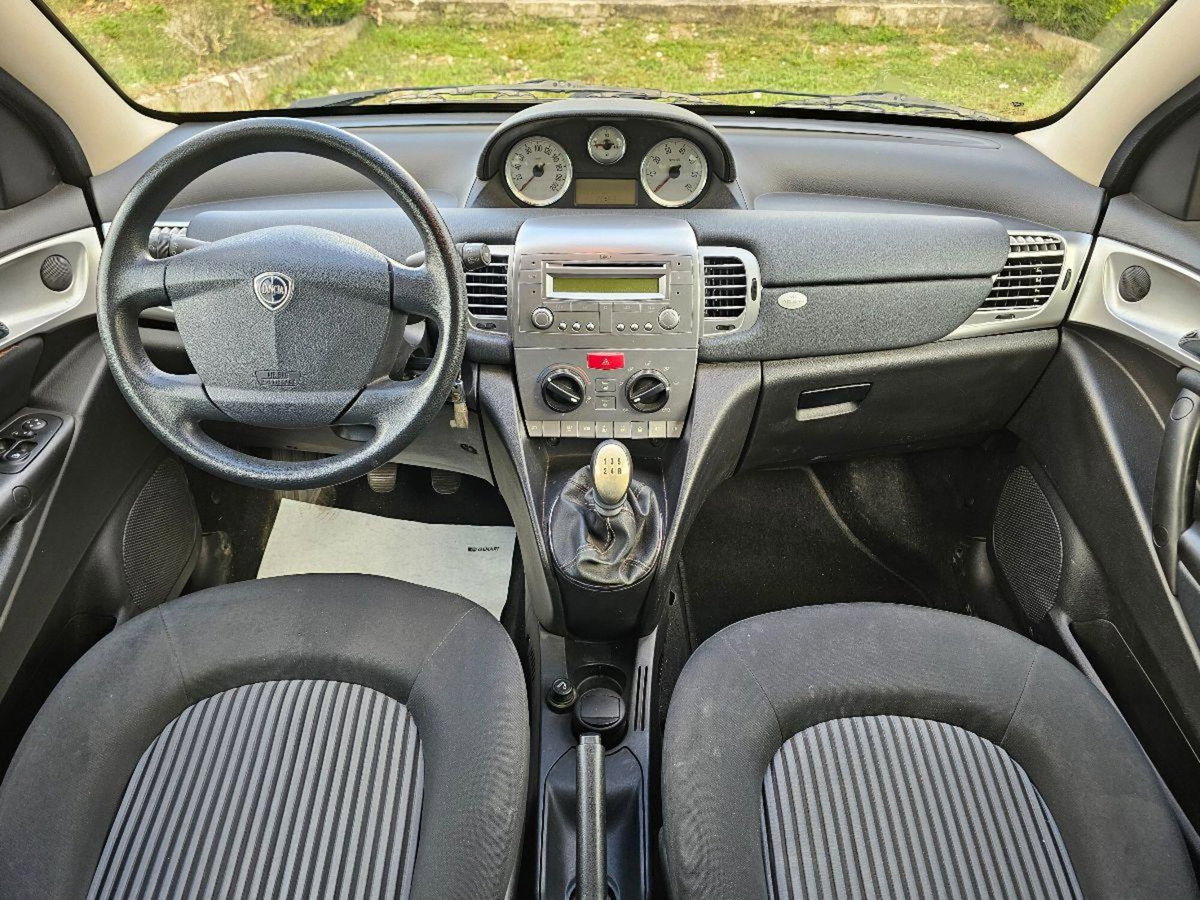 Lancia Ypsilon 1.2 Argento (10)