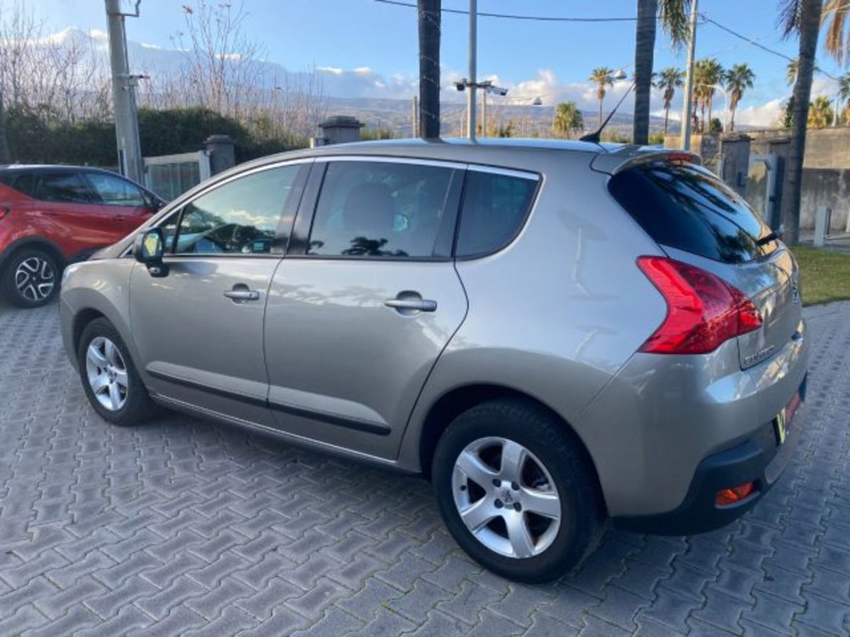 Peugeot 3008 1.6 HDi 115CV Business (19)