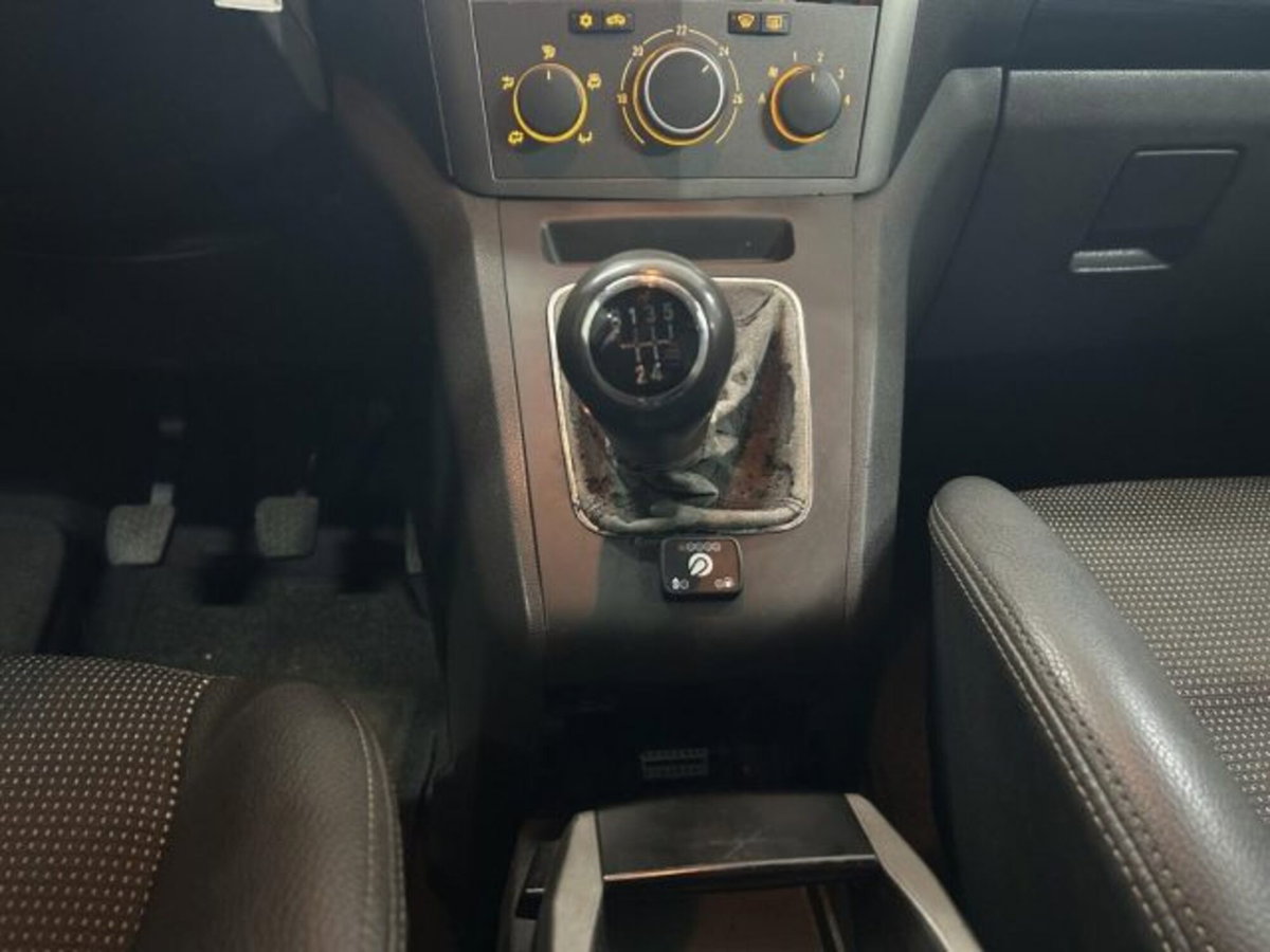 Opel Zafira 1.8 16V VVT Cosmo (14)