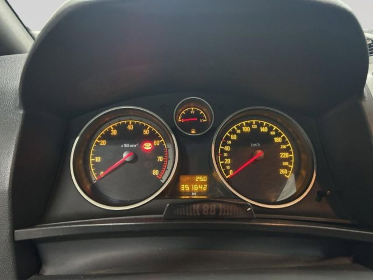 Opel Zafira 1.8 16V VVT Cosmo (15)