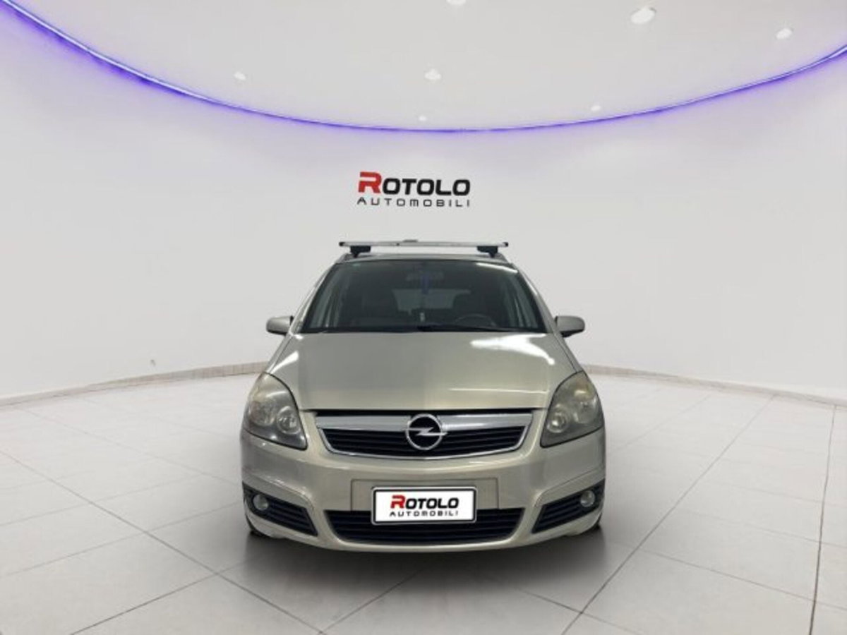 Opel Zafira 1.8 16V VVT Cosmo (2)