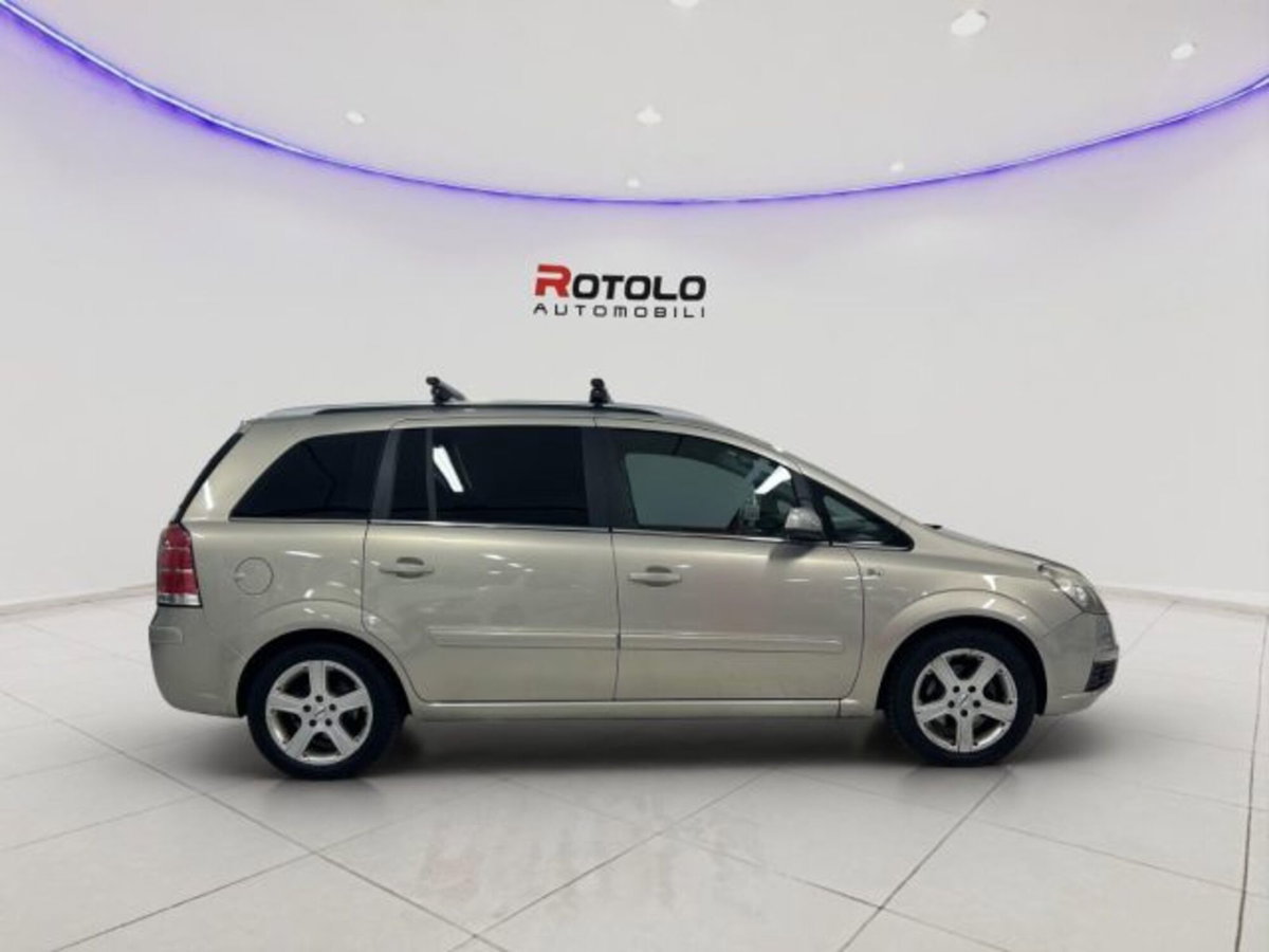 Opel Zafira 1.8 16V VVT Cosmo (5)