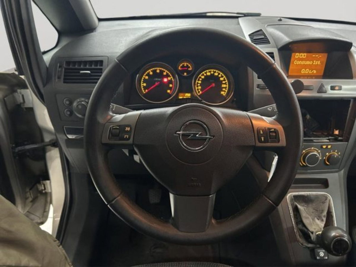 Opel Zafira 1.8 16V VVT Cosmo (8)