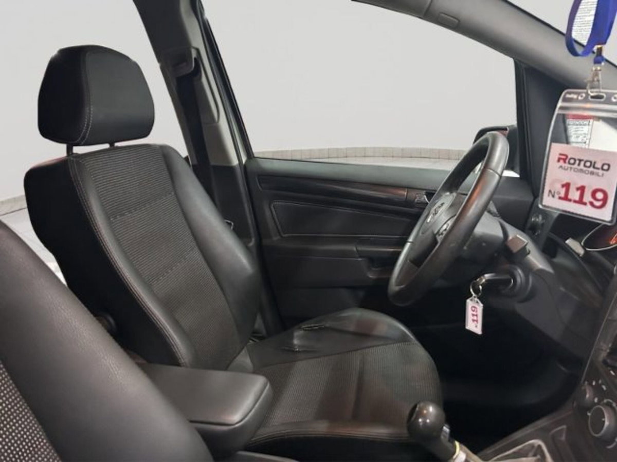 Opel Zafira 1.8 16V VVT Cosmo (9)