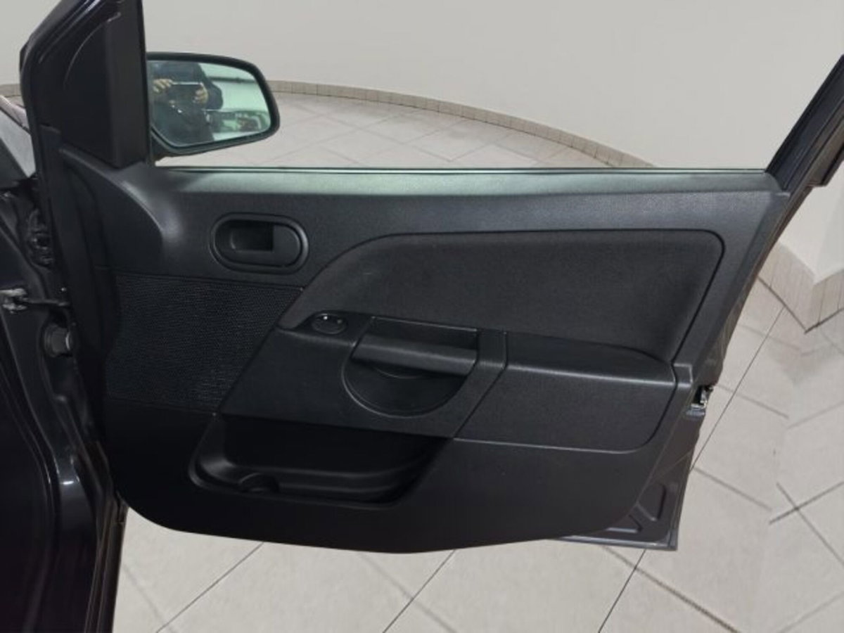 Ford Fiesta 1.2 16V 5p. Ghia (12)