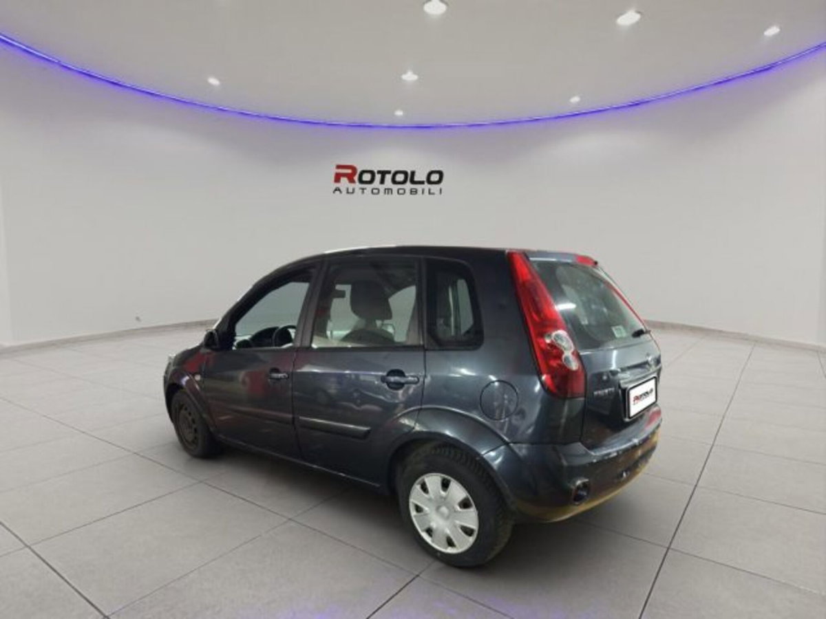 Ford Fiesta 1.2 16V 5p. Ghia (6)