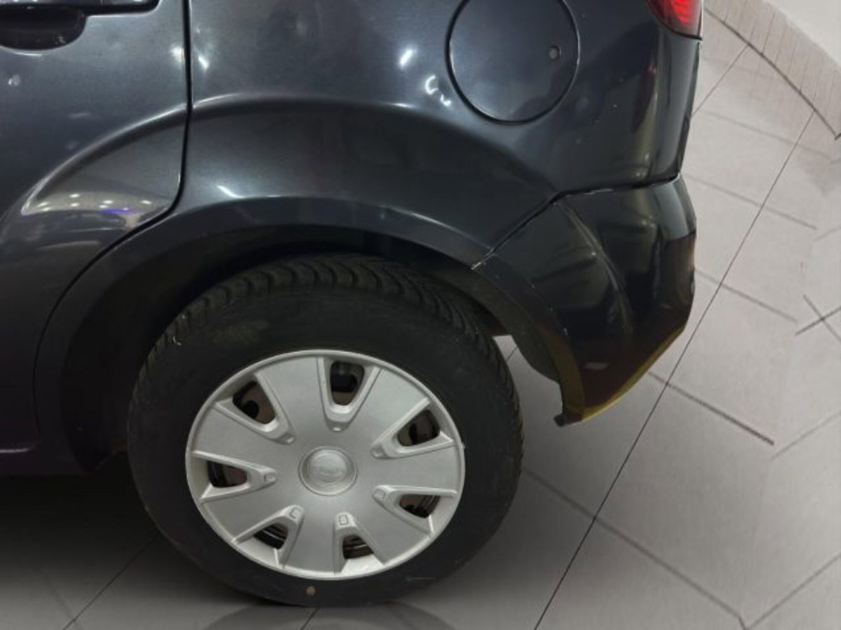 Ford Fiesta 1.2 16V 5p. Ghia (8)