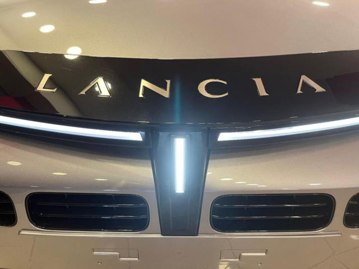Lancia Ypsilon 1.2 mhev Edizione Limitata Cassina e-dct (3)