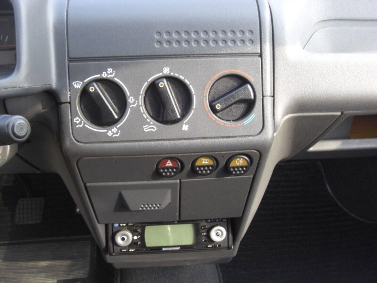 Peugeot 205 3 porte Look (16)