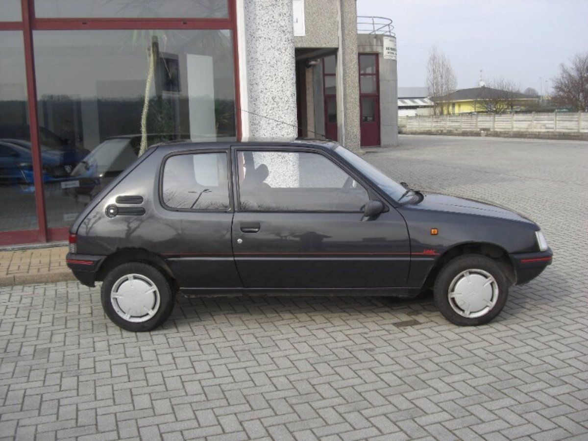 Peugeot 205 3 porte Look (2)