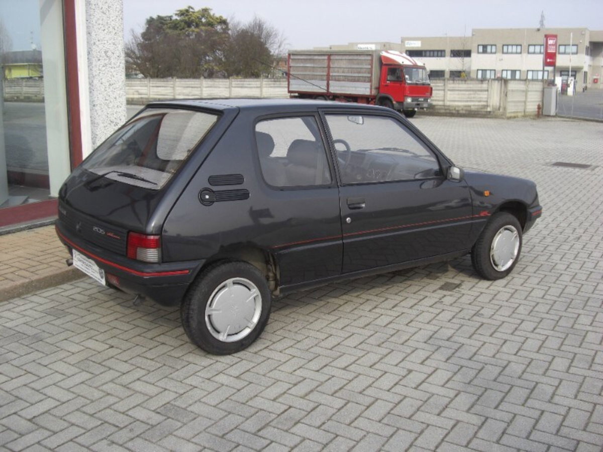 Peugeot 205 3 porte Look (3)