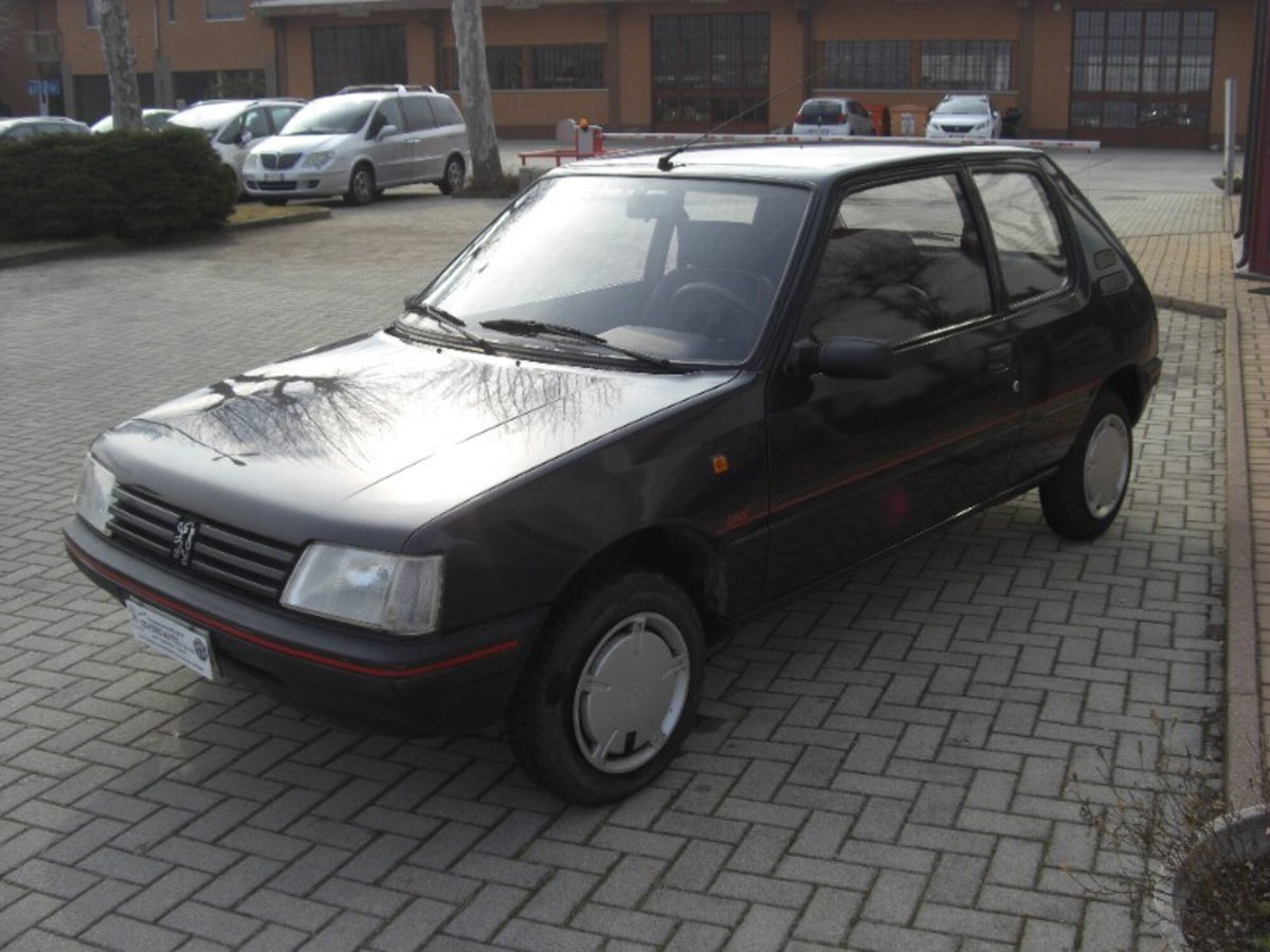 Peugeot 205 3 porte Look (7)