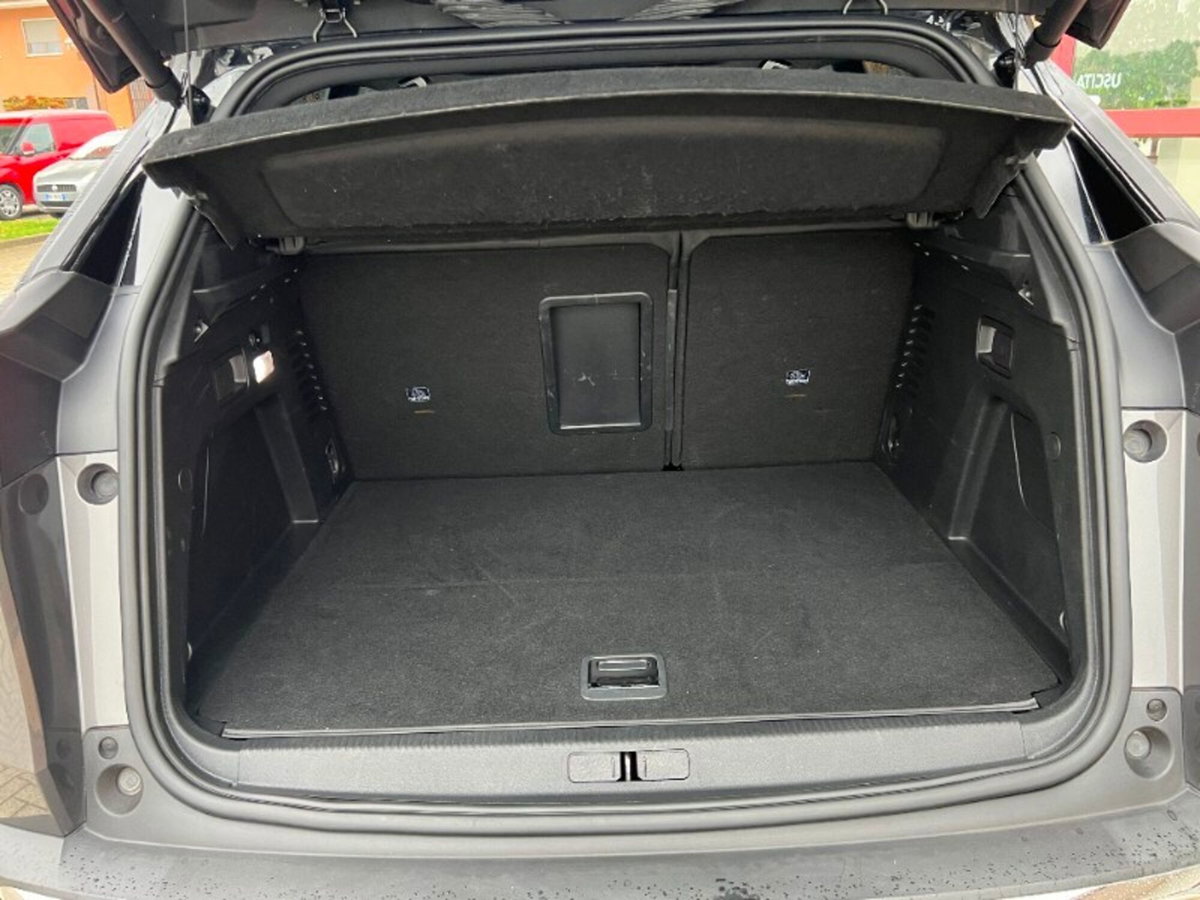 Peugeot 3008 Hybrid4 300 e-EAT8 GT (11)