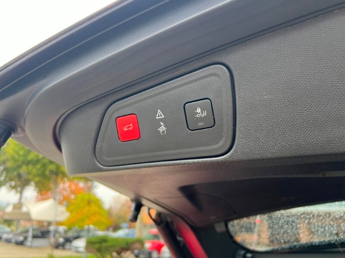 Peugeot 3008 Hybrid4 300 e-EAT8 GT (12)