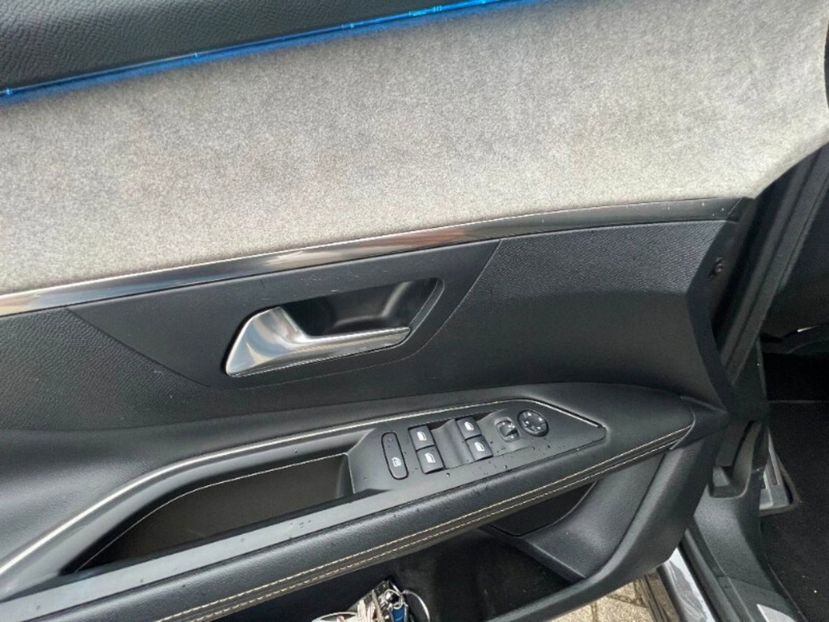 Peugeot 3008 Hybrid4 300 e-EAT8 GT (17)