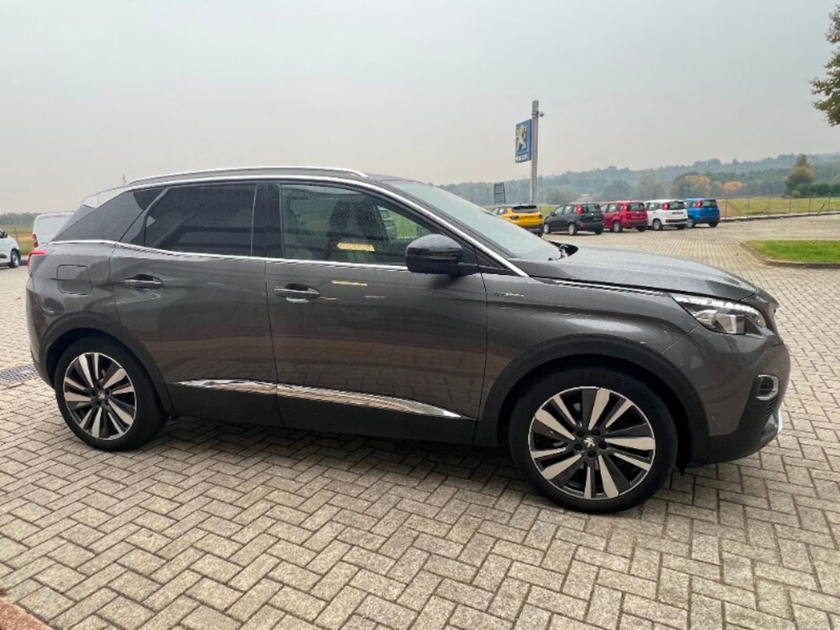 Peugeot 3008 Hybrid4 300 e-EAT8 GT (6)