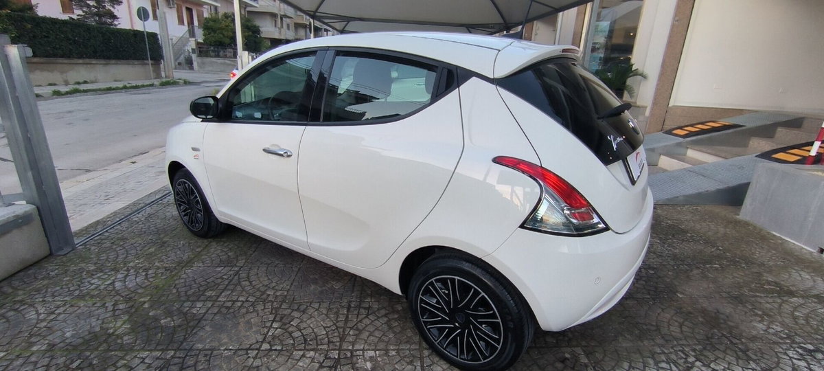 Lancia Ypsilon 1.0 FireFly 5 porte S&S Hybrid Ecochic Gold (12)