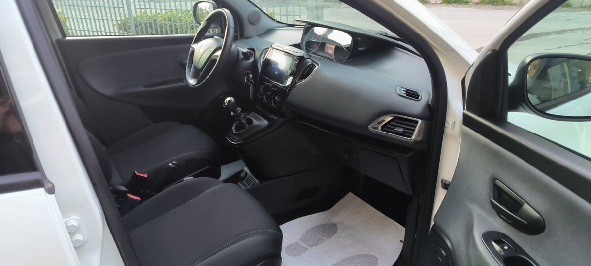 Lancia Ypsilon 1.0 FireFly 5 porte S&S Hybrid Ecochic Gold (16)