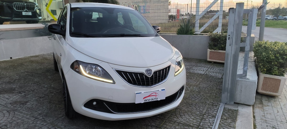 Lancia Ypsilon 1.0 FireFly 5 porte S&S Hybrid Ecochic Gold (2)