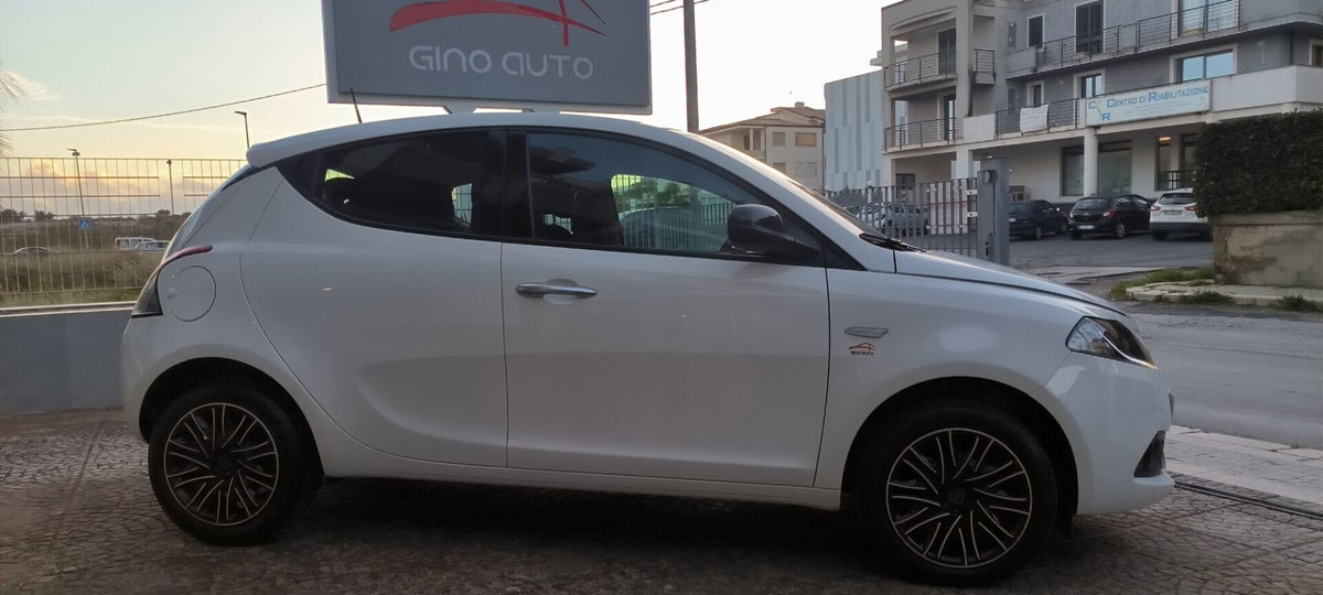 Lancia Ypsilon 1.0 FireFly 5 porte S&S Hybrid Ecochic Gold (6)
