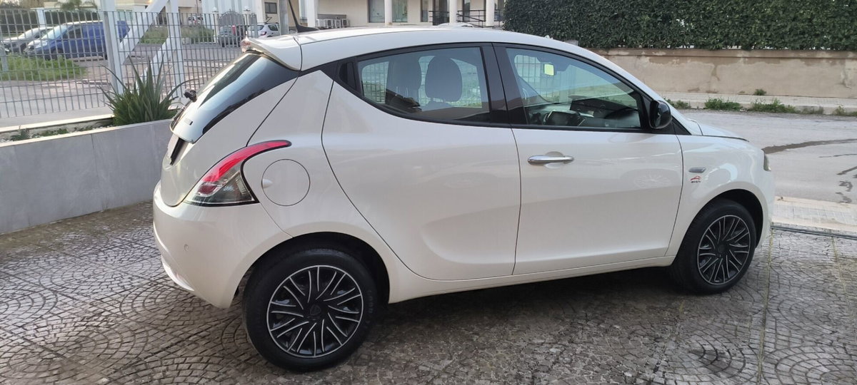 Lancia Ypsilon 1.0 FireFly 5 porte S&S Hybrid Ecochic Gold (7)