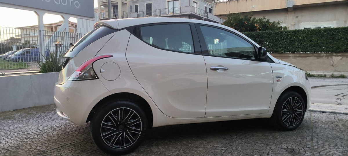 Lancia Ypsilon 1.0 FireFly 5 porte S&S Hybrid Ecochic Gold (8)