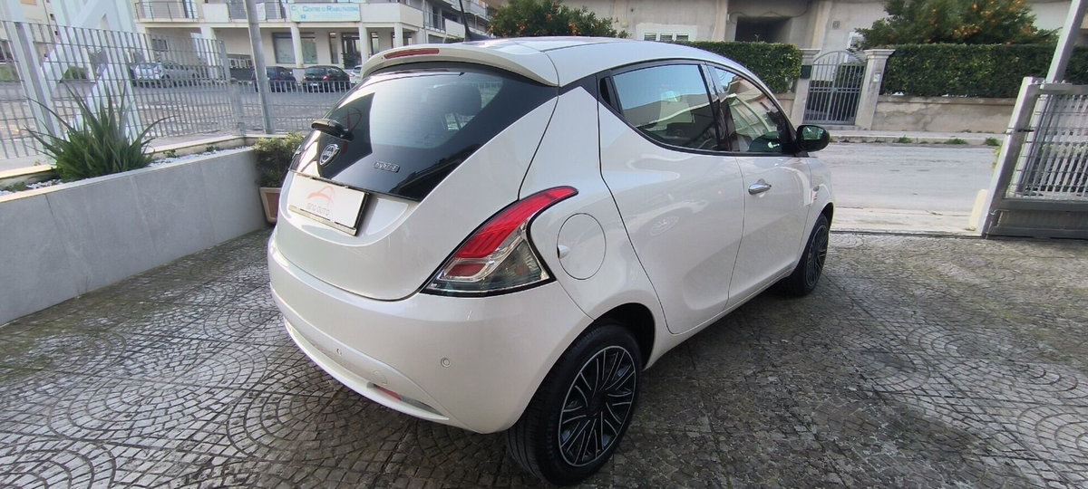 Lancia Ypsilon 1.0 FireFly 5 porte S&S Hybrid Ecochic Gold (9)
